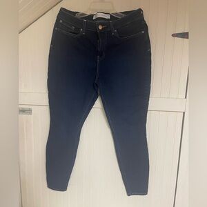 Signature Levi Strauss Gold Mid Rise Skinny Jeans. Size 12S - W3I L28